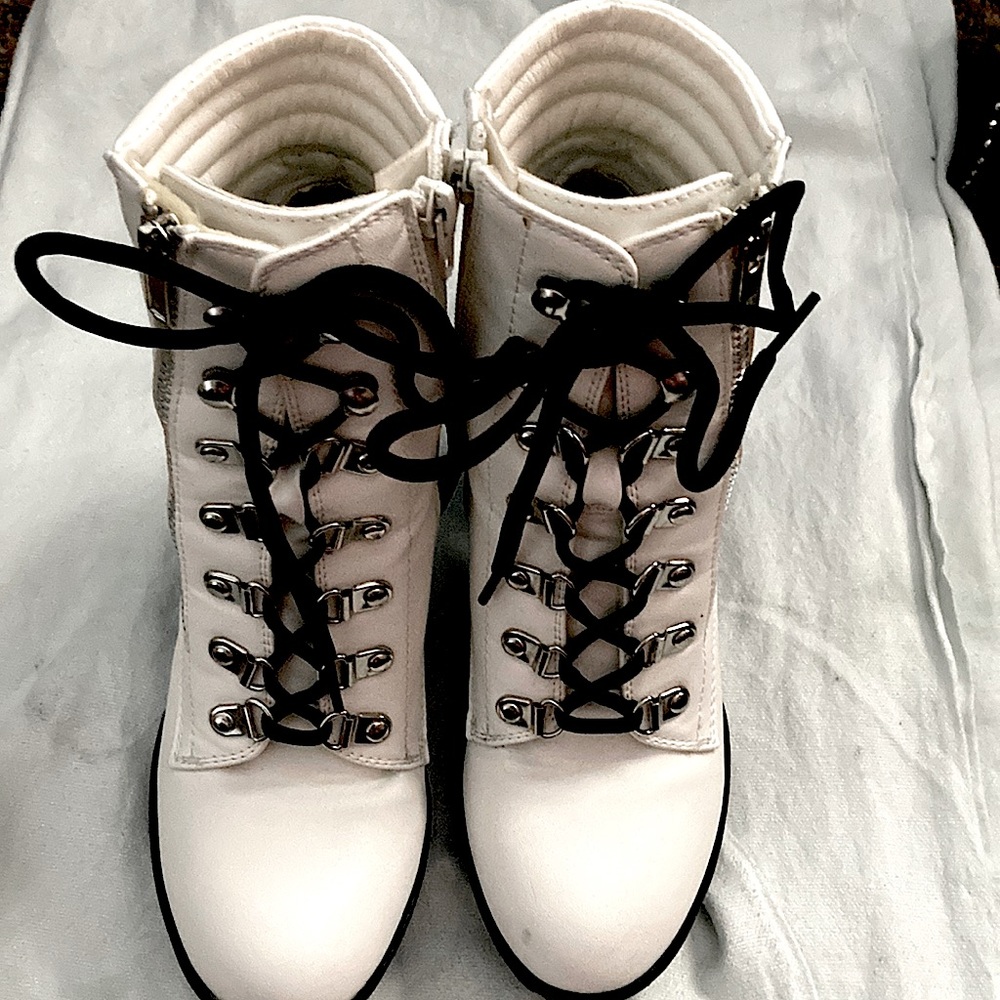 White boots size 7m